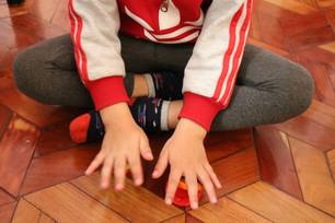 Actividades para niños, forma simple de agarre de la castañuela para niños pequeños